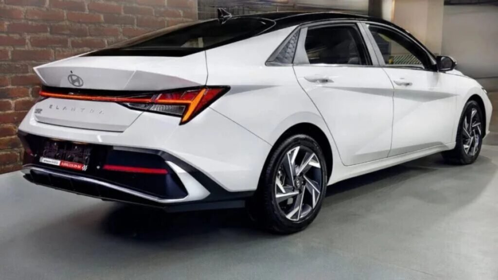Hyundai Elantra 2025 Revealed: Sleek New Design, Premium Technology & Strong Performance